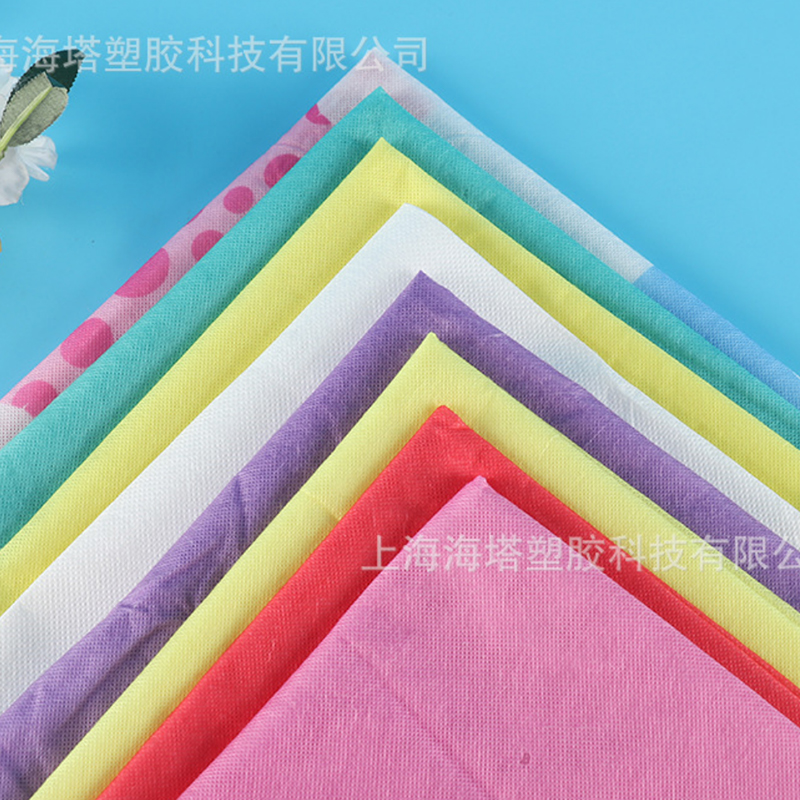 Itsekiinnittyvä vesiliukoinen kuitukangas